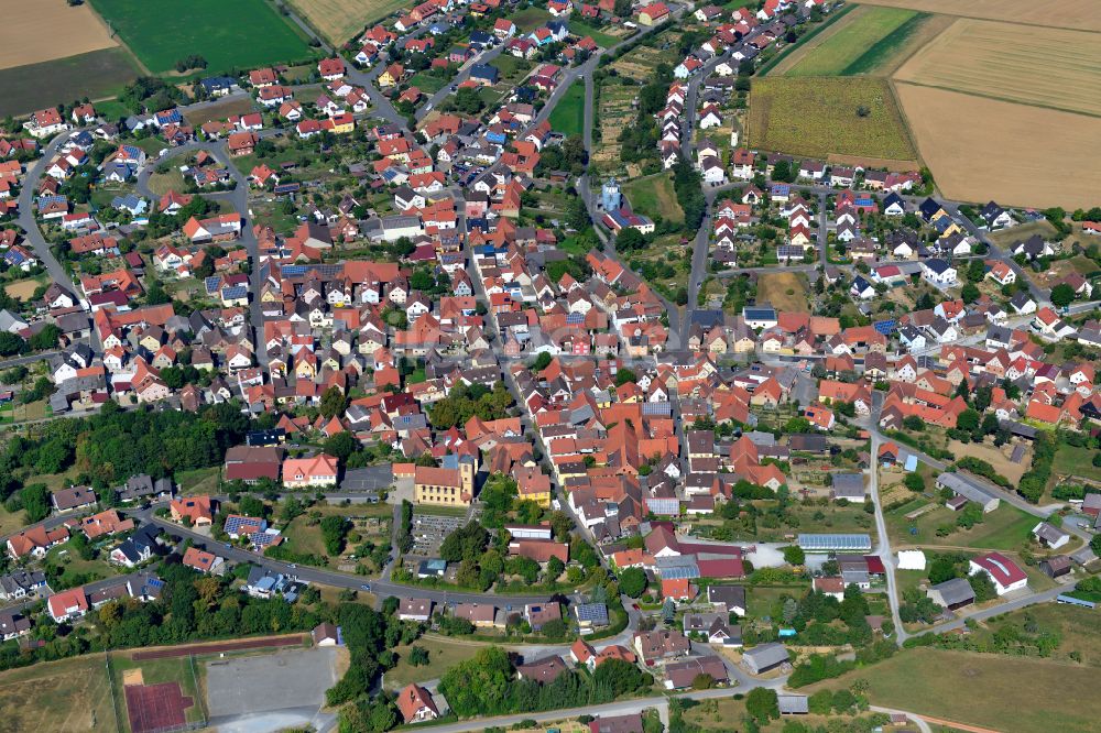 Oberaltertheim von oben - Stadtrand mit landwirtschaftlichen Feldern in Oberaltertheim im Bundesland Bayern, Deutschland