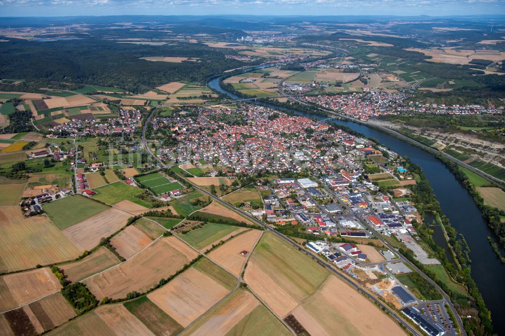 Retzbach aus der Vogelperspektive: Stadtrand mit landwirtschaftlichen Feldern in Retzbach im Bundesland Bayern, Deutschland
