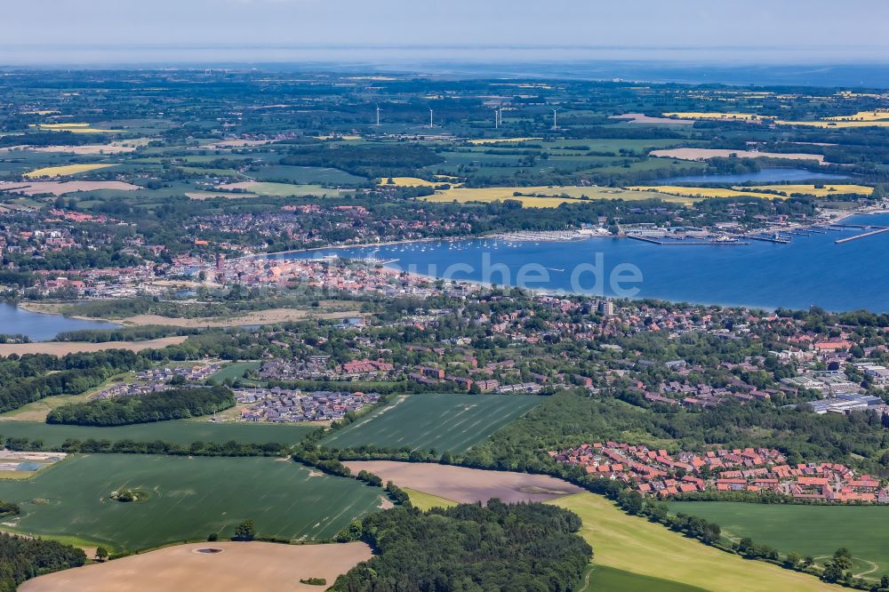 Luftaufnahme Schleswig - Stadtrand mit landwirtschaftlichen Feldern in Schleswig im Bundesland Schleswig-Holstein, Deutschland