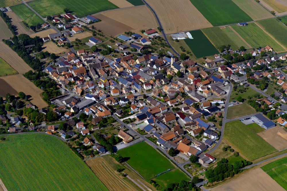 Sonderhofen von oben - Stadtrand mit landwirtschaftlichen Feldern in Sonderhofen im Bundesland Bayern, Deutschland