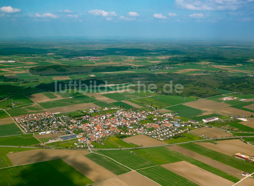 Suppingen von oben - Stadtrand mit landwirtschaftlichen Feldern in Suppingen im Bundesland Baden-Württemberg, Deutschland