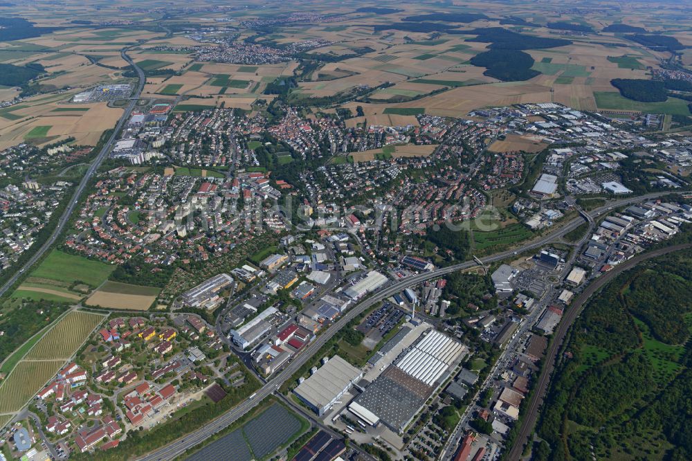 Versbach von oben - Stadtrand mit landwirtschaftlichen Feldern in Versbach im Bundesland Bayern, Deutschland