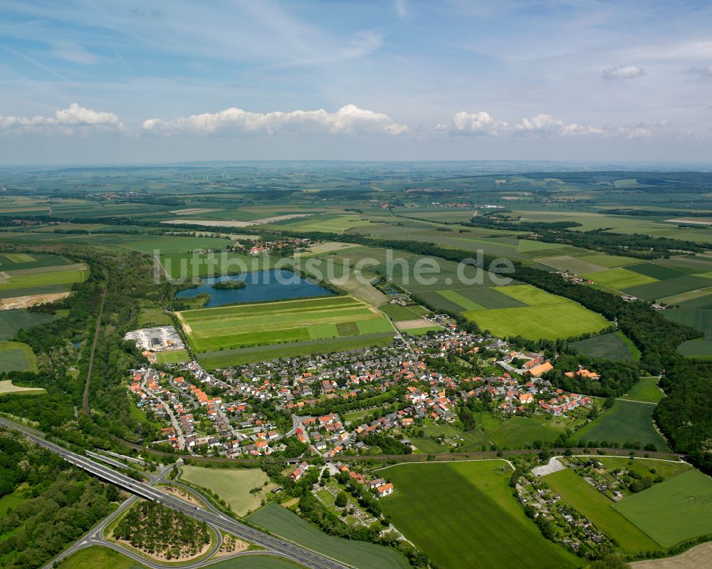 Luftbild Wiedelah - Stadtrand mit landwirtschaftlichen Feldern in Wiedelah im Bundesland Niedersachsen, Deutschland