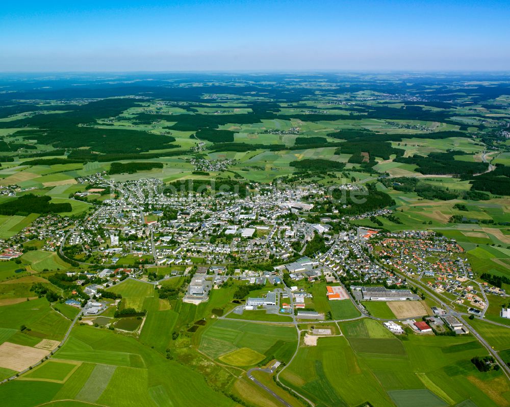 Luftaufnahme Wüstenselbitz - Stadtrand mit landwirtschaftlichen Feldern in Wüstenselbitz im Bundesland Bayern, Deutschland