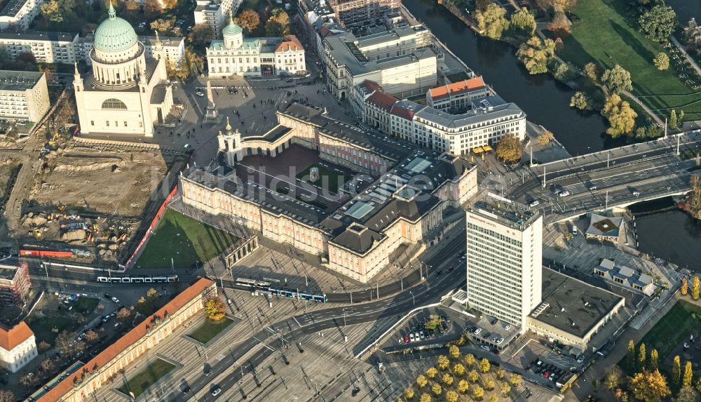 Luftaufnahme Potsdam - Stadtschloß und Brandenburger Landtag in Potsdam im Bundesland Brandenburg