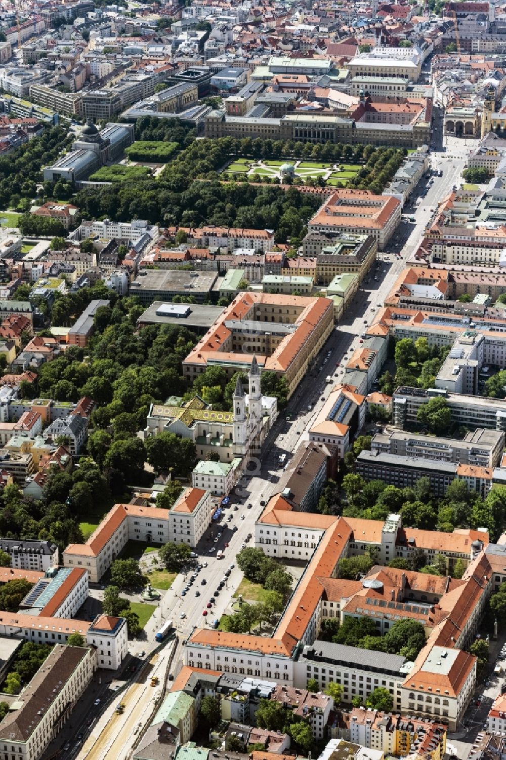 Luftaufnahme München - Stadtteil- Ansicht entlang der Ludwigstraße zwischen Universität und Odeonsplatz im Stadtteil Maxvorstadt in München im Bundesland Bayern, Deutschland