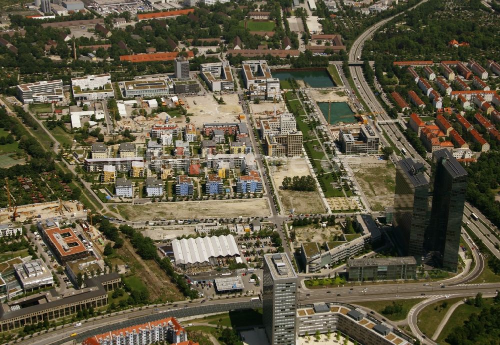 München aus der Vogelperspektive: Stadtteil- Ansicht der Parkstadt mit Highlight Towers im Stadtgebiet in München im Bundesland Bayern, Deutschland