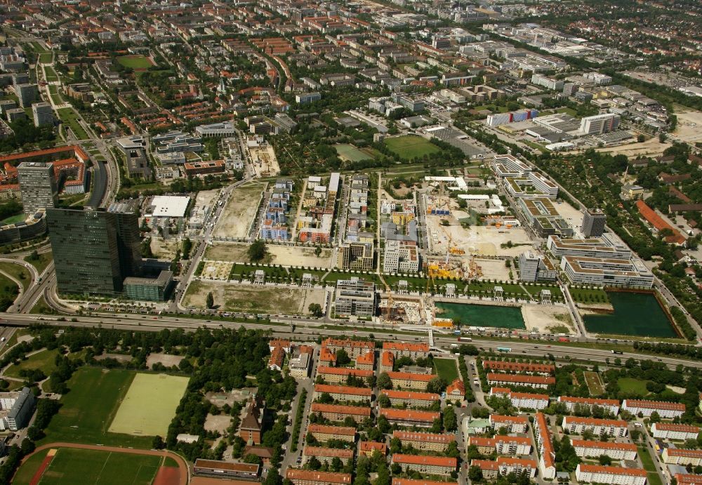 München aus der Vogelperspektive: Stadtteil- Ansicht der Parkstadt mit Highlight Towers im Stadtgebiet in München im Bundesland Bayern, Deutschland