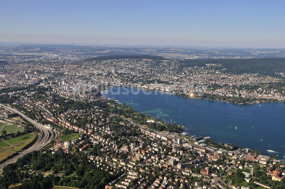 Zürich von oben - Stadtteil Kilchberg am Ufer des Zürichsee im Stadtgebiet in Zürich in Schweiz