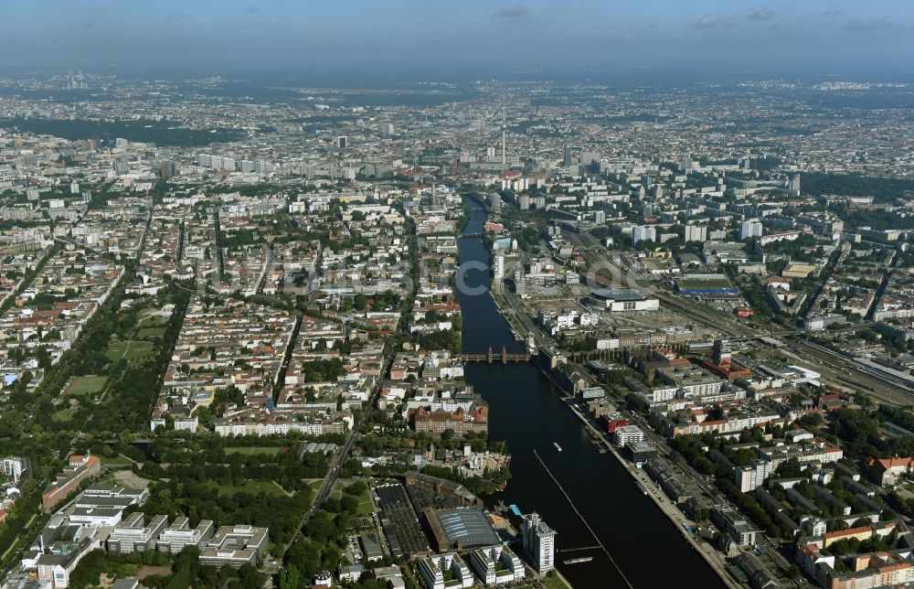 Luftbild Berlin - Stadtteil Kreuzberg und Friedrichshain am Ufer des Flußverlaufes der Spree im Stadtgebiet in Berlin