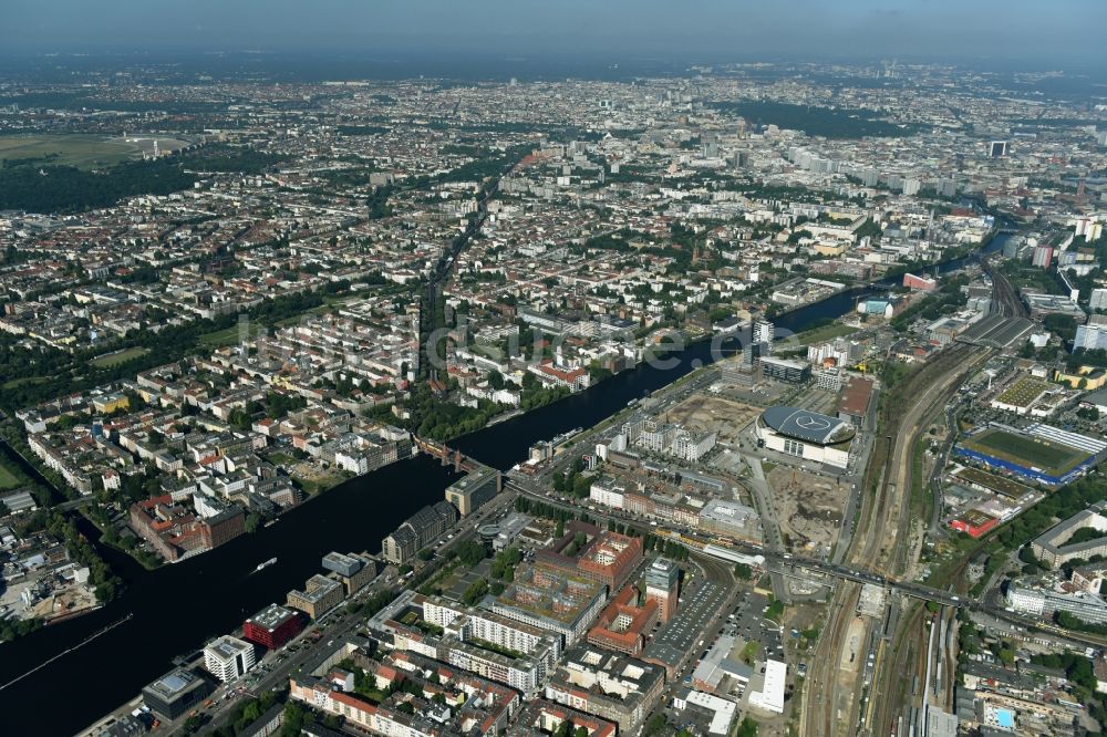 Luftaufnahme Berlin - Stadtteil Kreuzberg und Friedrichshain am Ufer des Flußverlaufes der Spree im Stadtgebiet in Berlin