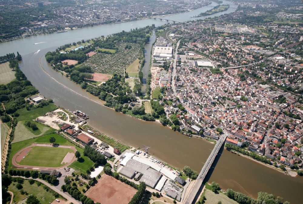 Luftaufnahme Wiesbaden - Stadtteil Mainz-Kostheim am Ufer des Rhein in Wiesbaden im Bundesland Hessen