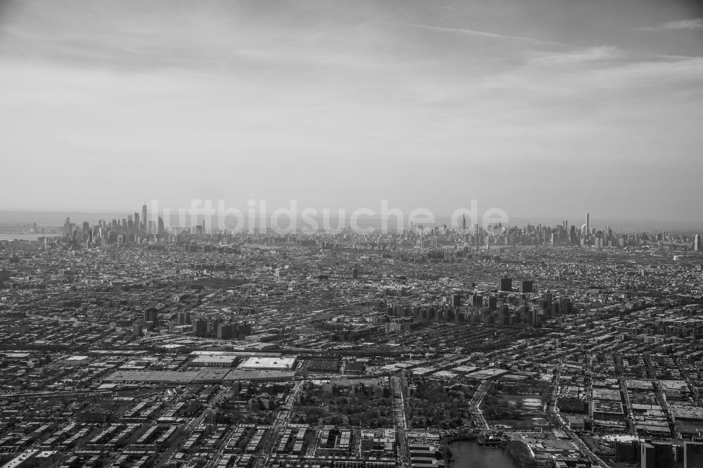 Luftaufnahme New York - Stadtteil Manhattan, Brooklyn und Queens im Stadtgebiet im Ortsteil Manhattan in New York in USA