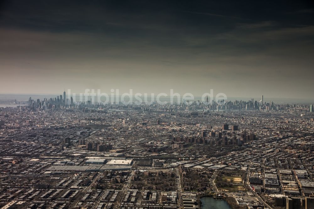 Luftaufnahme New York - Stadtteil Manhattan, Brooklyn und Queens im Stadtgebiet im Ortsteil Manhattan in New York in USA