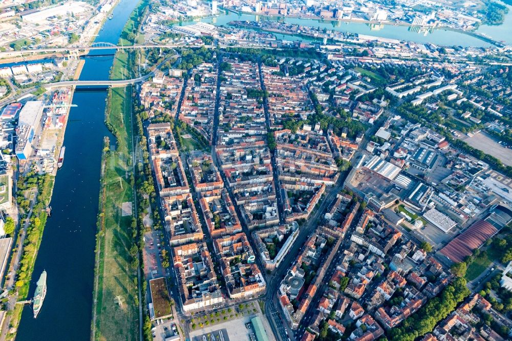 Luftaufnahme Mannheim - Stadtteil Neckarstadt-West zwischen Altrhein und Neckar in Mannheim im Bundesland Baden-Württemberg, Deutschland