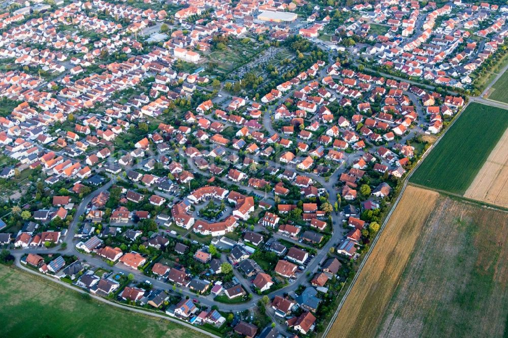 Luftaufnahme Offenbach an der Queich - Stadtteil Queichtalring im Stadtgebiet in Offenbach an der Queich im Bundesland Rheinland-Pfalz, Deutschland