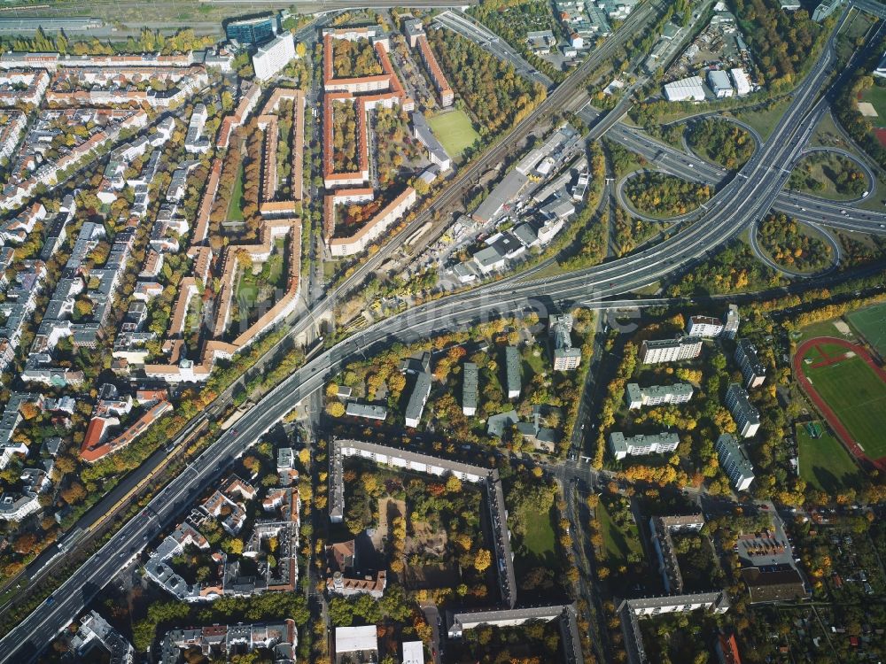 Luftaufnahme Berlin - Stadtteil Schöneberg mit Autobahnkreuz der Bundesautobahn BAB A103 - A100 im Stadtgebiet in Berlin