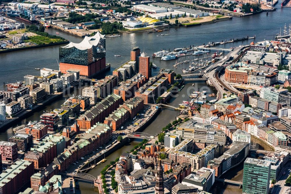 Hamburg von oben - Stadtteil Speicherstadt mit Blick auf die Elbphilharmonie im Stadtgebiet in Hamburg, Deutschland
