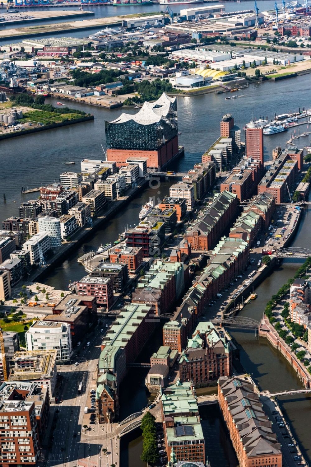 Hamburg aus der Vogelperspektive: Stadtteil Speicherstadt mit Blick auf die Elbphilharmonie im Stadtgebiet in Hamburg, Deutschland