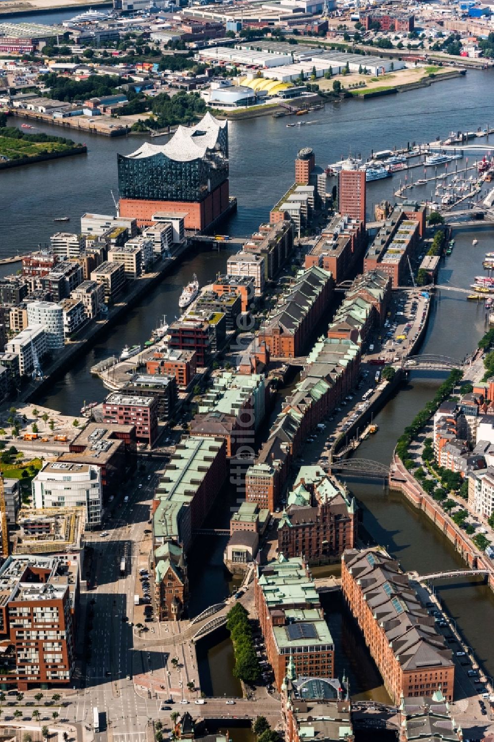 Luftbild Hamburg - Stadtteil Speicherstadt mit Blick auf die Elbphilharmonie im Stadtgebiet in Hamburg, Deutschland