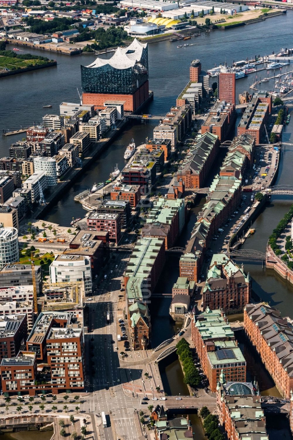 Luftaufnahme Hamburg - Stadtteil Speicherstadt mit Blick auf die Elbphilharmonie im Stadtgebiet in Hamburg, Deutschland