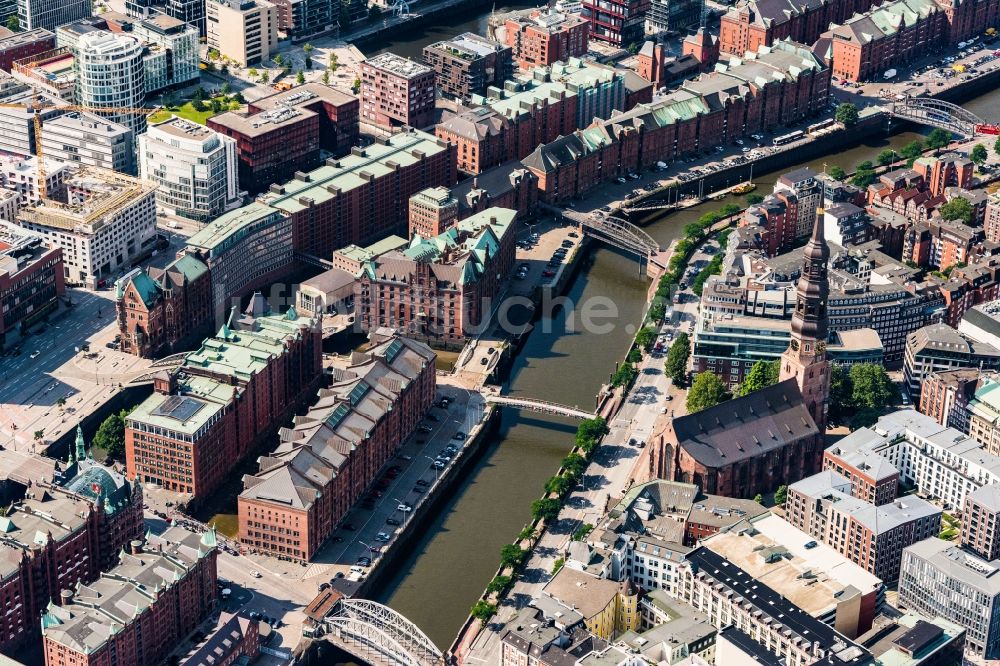 Hamburg aus der Vogelperspektive: Stadtteil Speicherstadt im Stadtgebiet in Hamburg, Deutschland