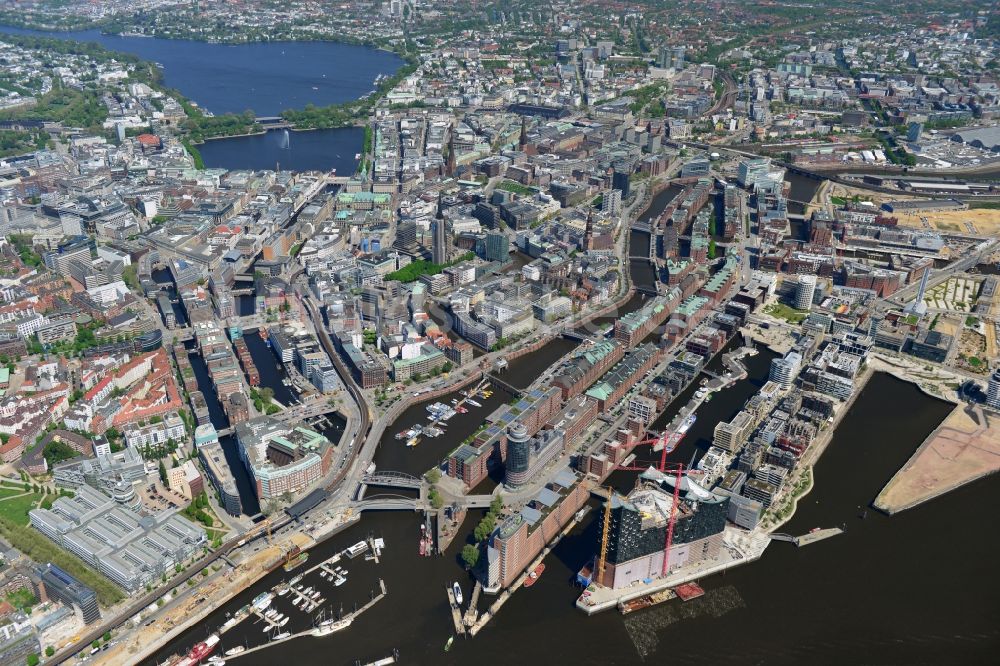 Hamburg von oben - Stadtteil - Stadtansicht der Speicherstadt am Ufer der Elbe am Kaiserkai im Hamburger Hafen
