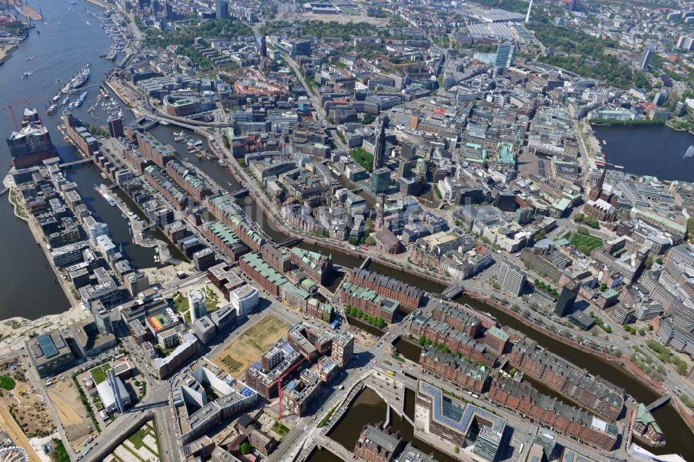 Hamburg aus der Vogelperspektive: Stadtteil - Stadtansicht der Speicherstadt am Ufer der Elbe am Kaiserkai im Hamburger Hafen
