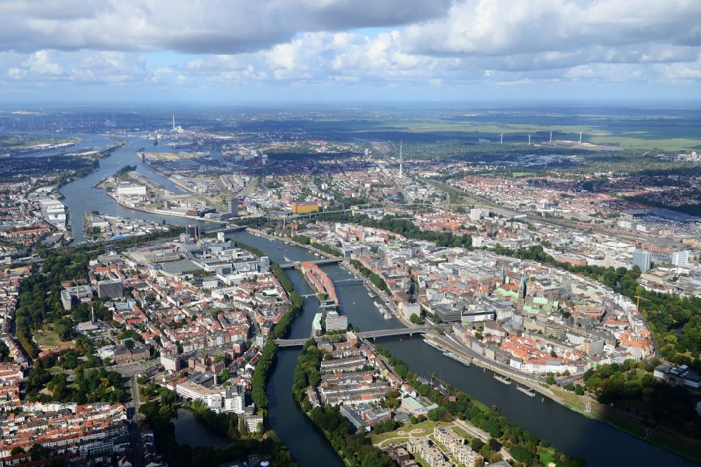 Luftaufnahme Bremen - Stadtteilansicht der Altstadt der Hansestadt mit der Halbinsel Teerhof zwischen dem Fluss Weser und dem Seitenarm Kleine Weser in Bremen