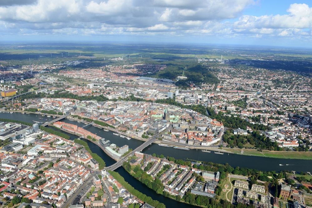 Bremen von oben - Stadtteilansicht der Altstadt der Hansestadt mit der Halbinsel Teerhof zwischen dem Fluss Weser und dem Seitenarm Kleine Weser in Bremen