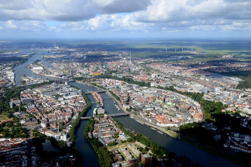 Bremen von oben - Stadtteilansicht der Altstadt der Hansestadt mit der Halbinsel Teerhof zwischen dem Fluss Weser und dem Seitenarm Kleine Weser in Bremen