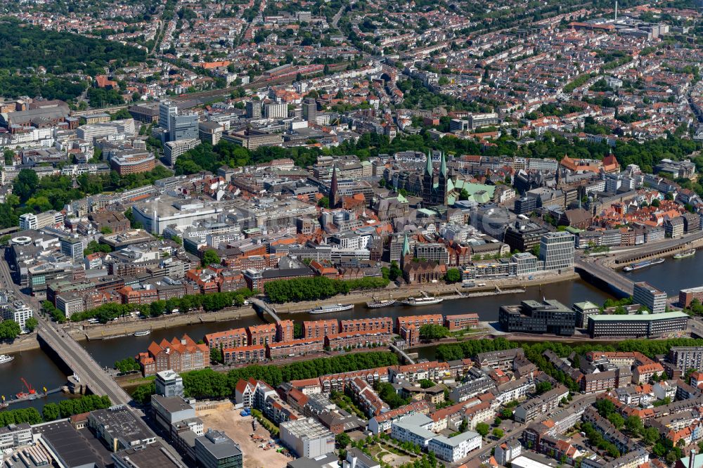 Bremen aus der Vogelperspektive: Stadtteilansicht der Altstadt der Hansestadt mit dem mittelalterlichen Stadtviertel Schnoor in Bremen