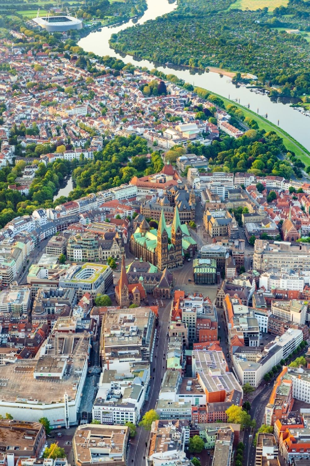 Luftbild Bremen - Stadtteilansicht der Altstadt im Morgenlicht der Hansestadt am Ufer der Weser in Bremen