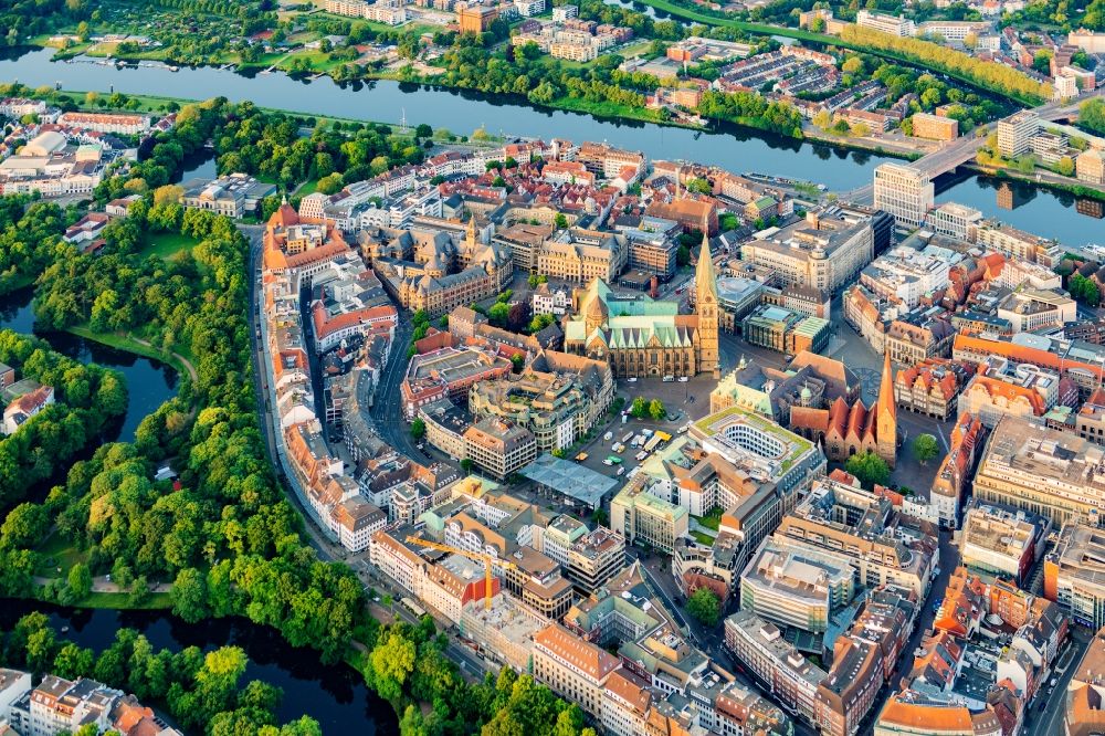 Luftaufnahme Bremen - Stadtteilansicht der Altstadt im Morgenlicht der Hansestadt am Ufer der Weser in Bremen