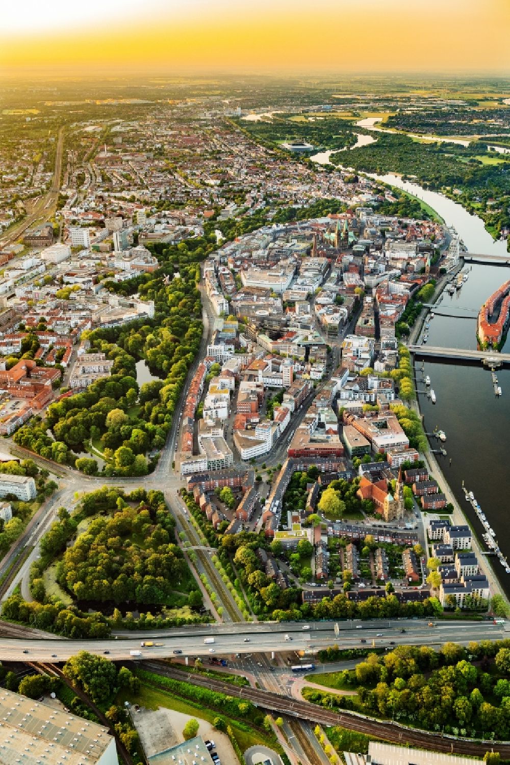 Bremen von oben - Stadtteilansicht der Altstadt im Morgenlicht der Hansestadt am Ufer der Weser in Bremen