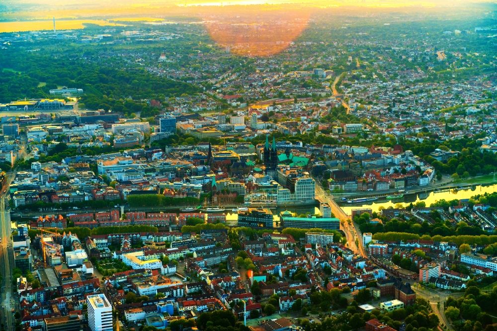 Luftbild Bremen - Stadtteilansicht der Altstadt im Morgenlicht der Hansestadt am Ufer der Weser in Bremen