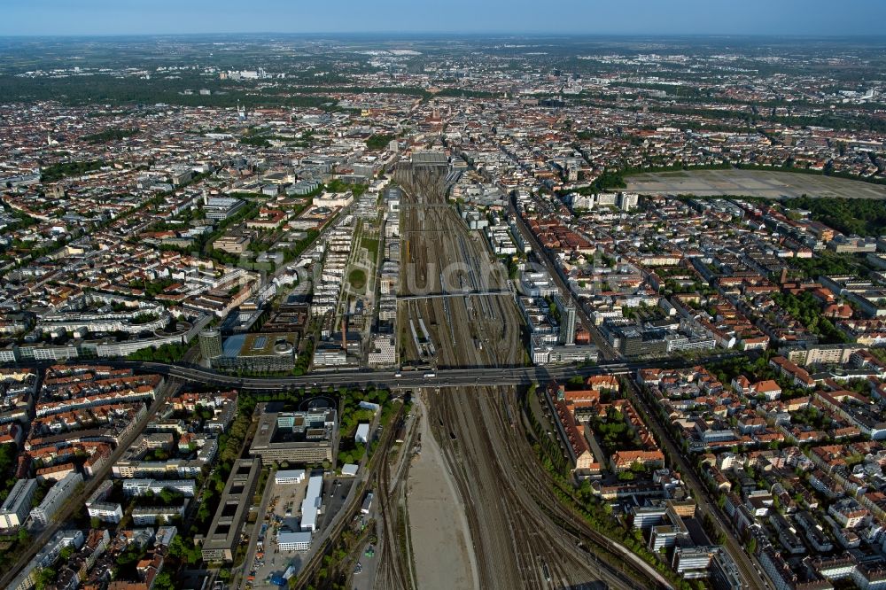 Luftbild München - Stadtteilansicht mit Gleisanlagen, Streckenführung und Hauptbahnhof im Stadtgebiet in München im Bundesland Bayern, Deutschland