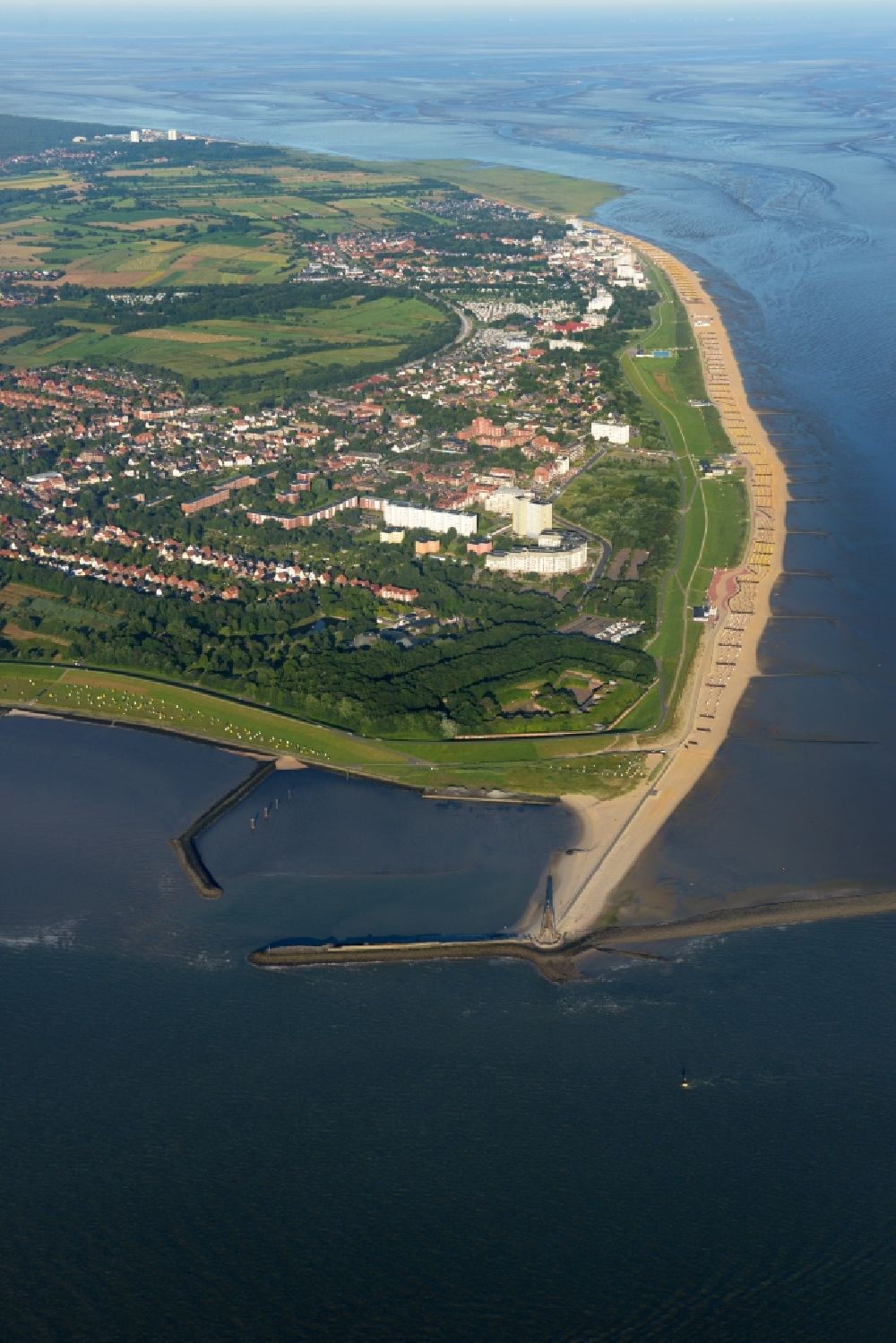 Luftbild Cuxhaven - Stadtteilansicht der Kurviertel Döse an der Küste der Nordsee am Wattenmeer in Cuxhaven im Bundesland Niedersachsen