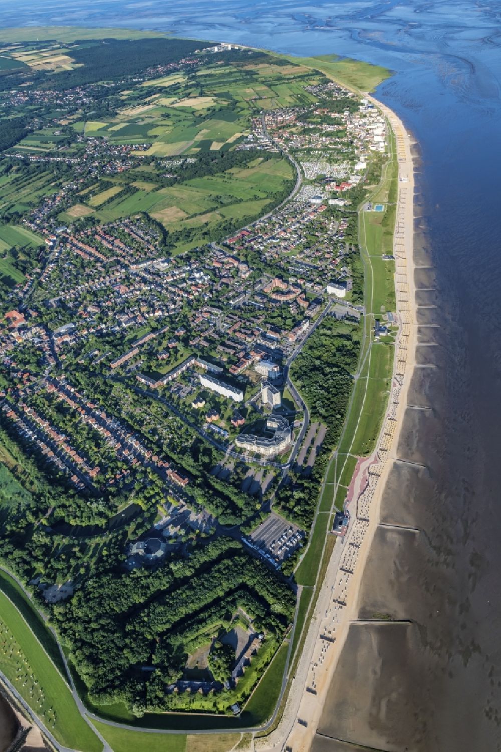 Luftaufnahme Cuxhaven - Stadtteilansicht der Kurviertel Döse an der Küste der Nordsee am Wattenmeer in Cuxhaven im Bundesland Niedersachsen
