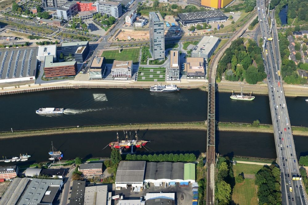 Bremen von oben - Stadtteilansicht des Stadtentwicklungsgebietes Überseestadt im Norden der Stephanibrücke am Flussufer der Weser in Bremen