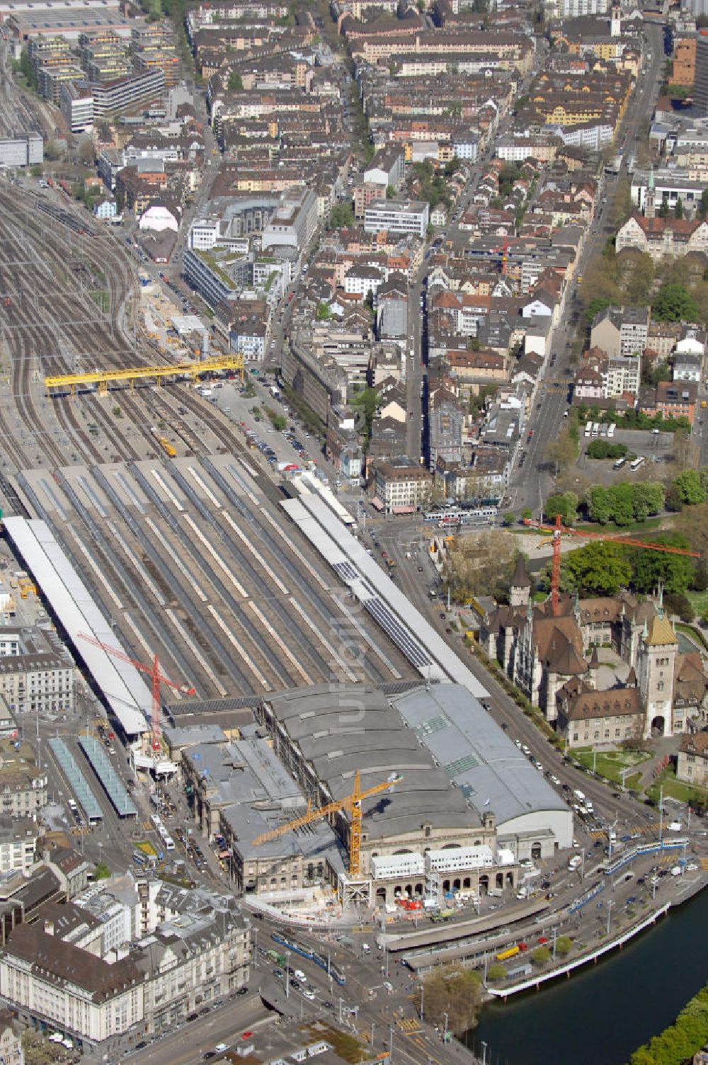 ZÜRICH aus der Vogelperspektive: Stadtteilansicht vom Stadtkreis Altstadt mit Hauptbahnhof in Zürich