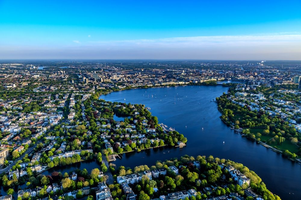 Hamburg aus der Vogelperspektive: Stadtteilansicht von Uhlenhorst am Ostufer der Außenalster in der Hansestadt Hamburg