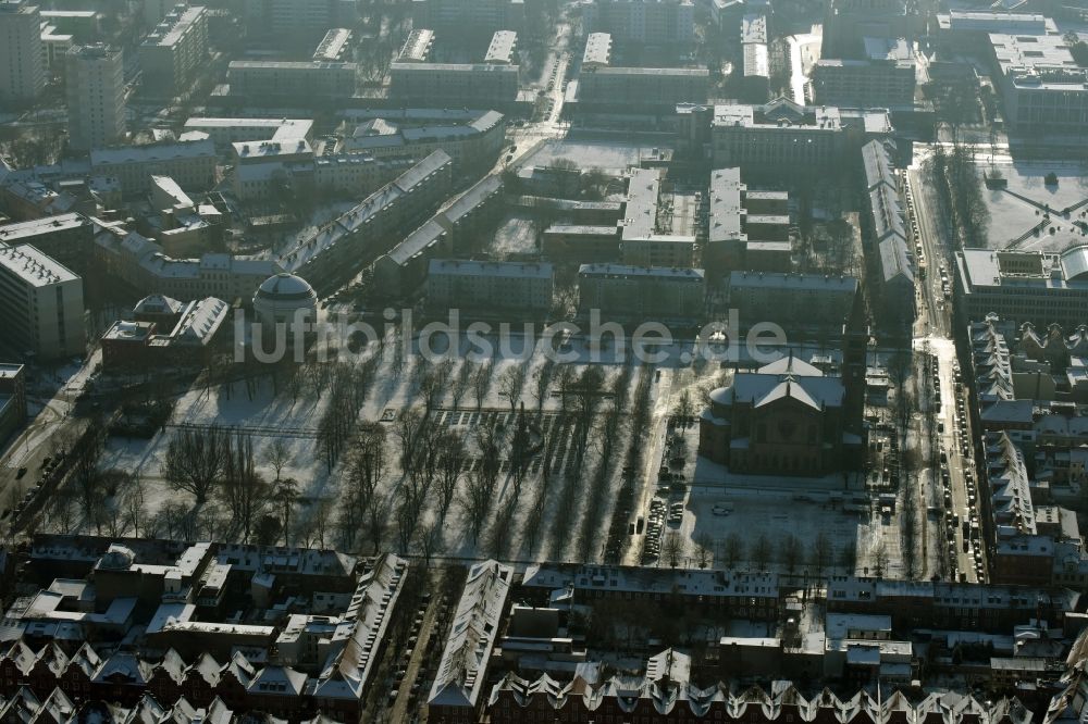 Luftbild Potsdam - Stadtteilansicht der Umgebung des Bassinplatzes in der winterlich schneebedeckten Innenstadt in Potsdam im Bundesland Brandenburg