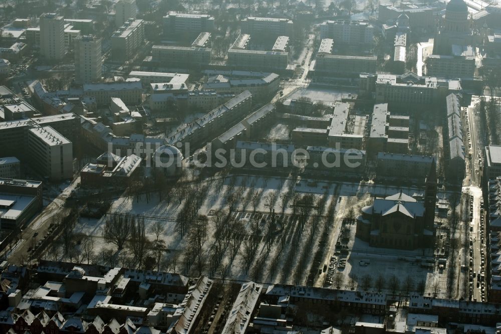 Luftaufnahme Potsdam - Stadtteilansicht der Umgebung des Bassinplatzes in der winterlich schneebedeckten Innenstadt in Potsdam im Bundesland Brandenburg