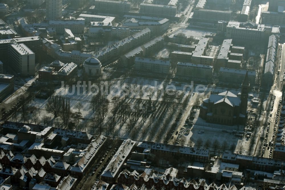 Potsdam von oben - Stadtteilansicht der Umgebung des Bassinplatzes in der winterlich schneebedeckten Innenstadt in Potsdam im Bundesland Brandenburg