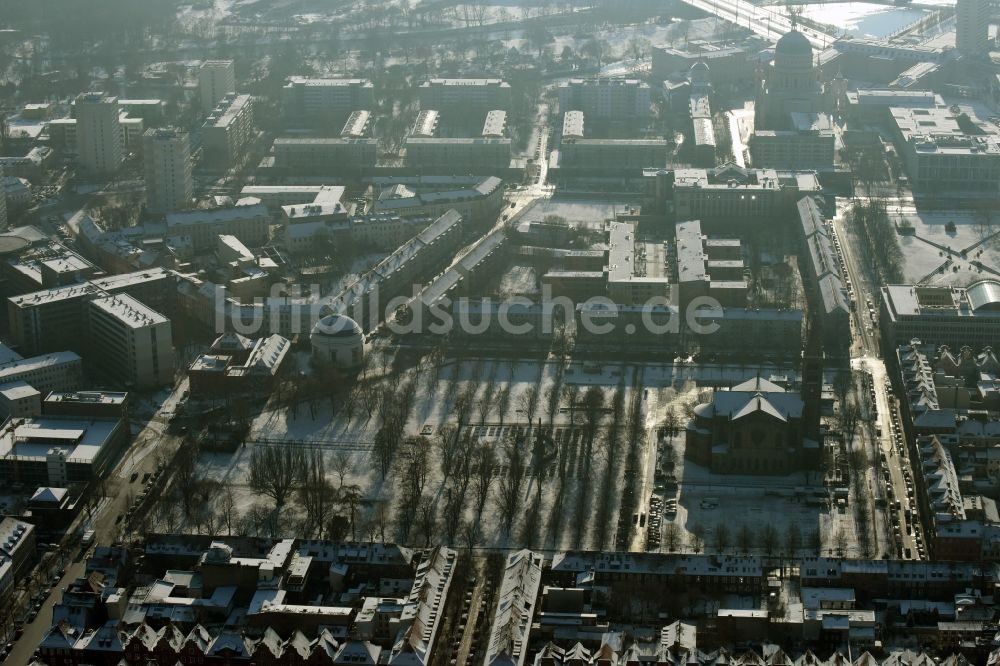 Luftbild Potsdam - Stadtteilansicht der Umgebung des Bassinplatzes in der winterlich schneebedeckten Innenstadt in Potsdam im Bundesland Brandenburg