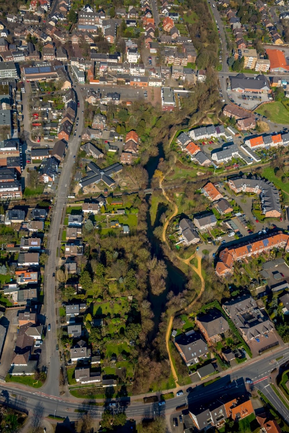 Neukirchen-Vluyn von oben - Stadtteilansicht von Vluyn und Verlauf des Flusses Plankendickskendel in Neukirchen-Vluyn im Bundesland Nordrhein-Westfalen