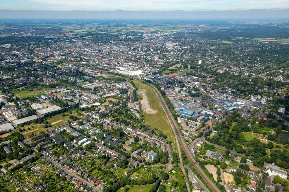 Krefeld von oben - Stadtteilansicht des Westens von Krefeld mit Industrie- und Gewerbegebiet entlang von Bahngleisen im Bundesland Nordrhein-Westfalen