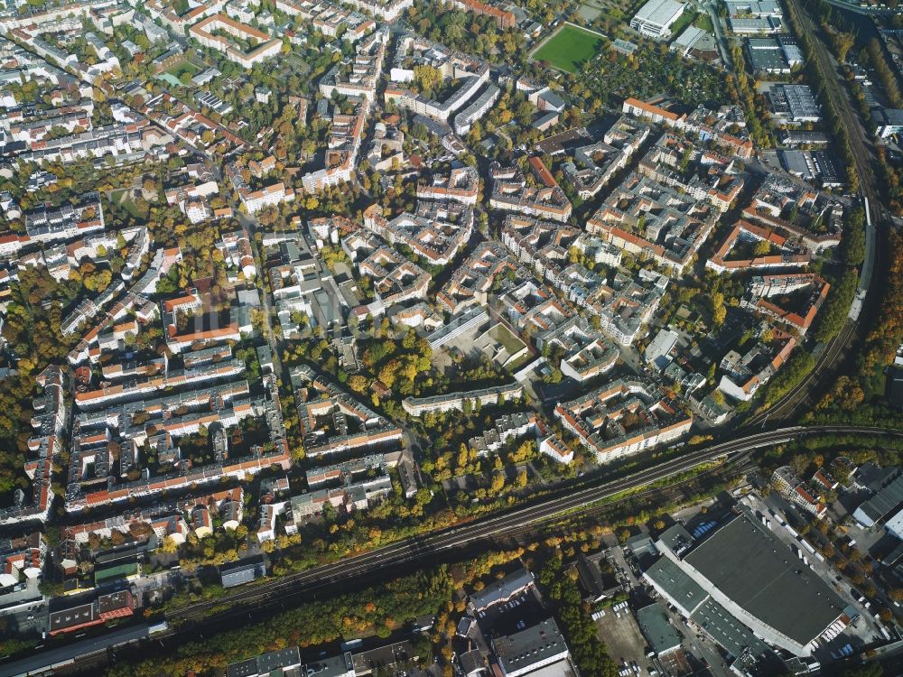 Berlin von oben - Stadtteilansicht eines Wohngebietes im Norden der S-Bahn-Strecke und um den Richardplatz im Bezirk Neukölln in Berlin