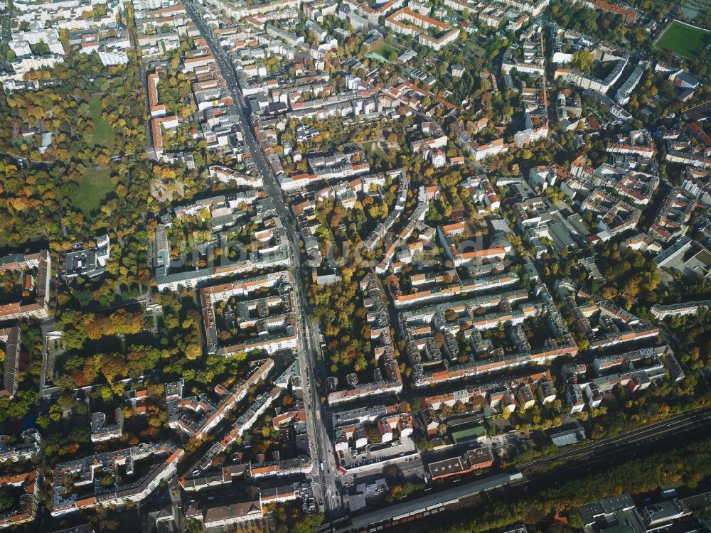 Berlin von oben - Stadtteilansicht eines Wohngebietes im Norden der S-Bahn-Strecke und um den Richardplatz und Verlauf der Karl-Marx-Straße im Bezirk Neukölln in Berlin